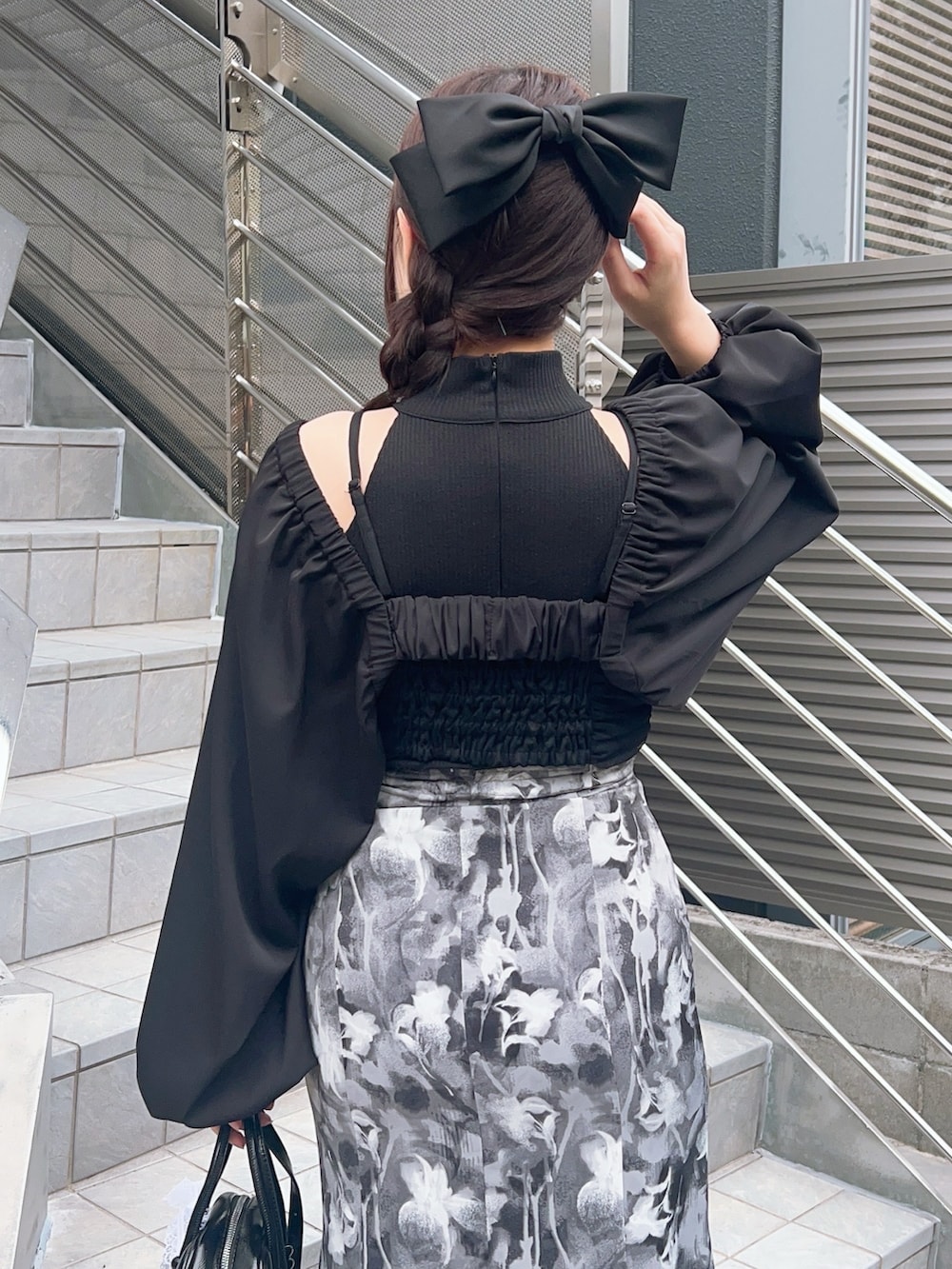 ブラック系のカーディガン/ボレロ、ブラック系のシャツ/ブラウス、ブラック系のキャミソールを着用したレディースの春コーディネートの5枚目の写真