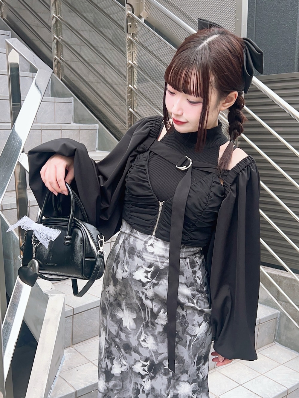 ブラック系のカーディガン/ボレロ、ブラック系のシャツ/ブラウス、ブラック系のキャミソールを着用したレディースの春コーディネートの4枚目の写真