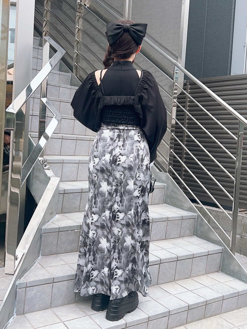 ブラック系のカーディガン/ボレロ、ブラック系のシャツ/ブラウス、ブラック系のキャミソールを着用したレディースの春コーディネートの3枚目の写真