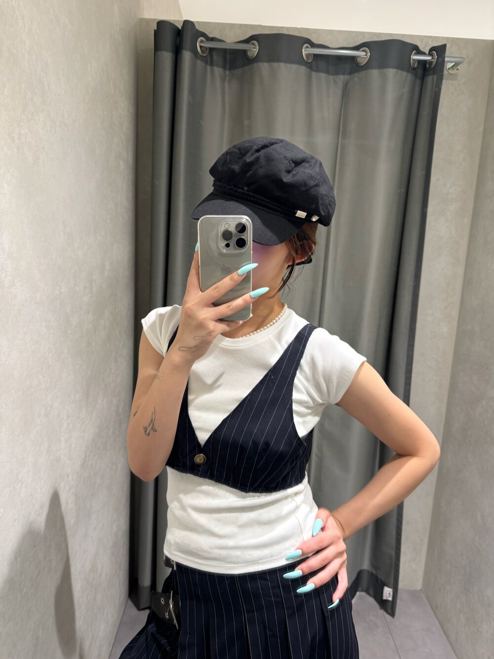 ブルー系のトップス、ブルー系のスカート、ホワイト系のTシャツ/カットソーを着用したレディースの夏コーディネートの2枚目の写真