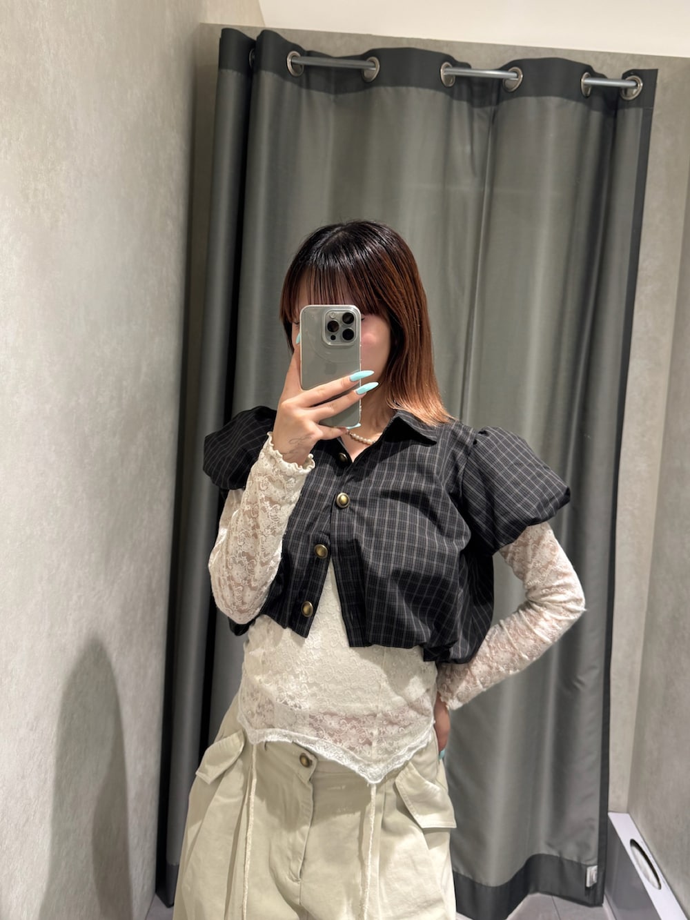 ブラウン系のトップス、ホワイト系のTシャツ/カットソー、ホワイト系のパンツを着用したレディースの夏コーディネートの2枚目の写真