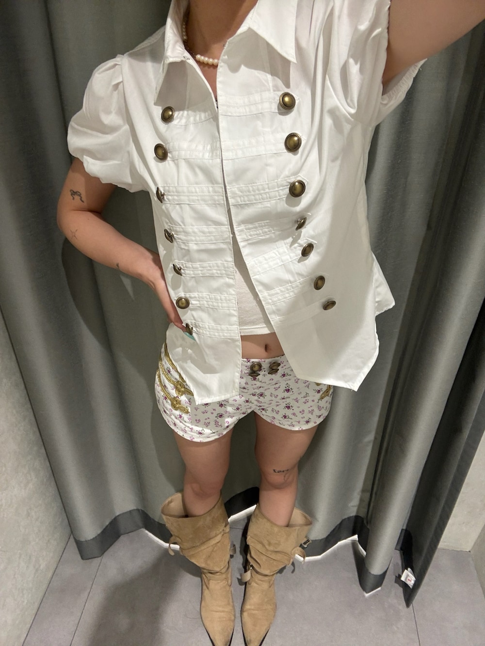 ホワイト系のシャツ/ブラウス、ホワイト系のその他パンツ、ベージュ系のブーツを着用したレディースの夏コーディネートの3枚目の写真
