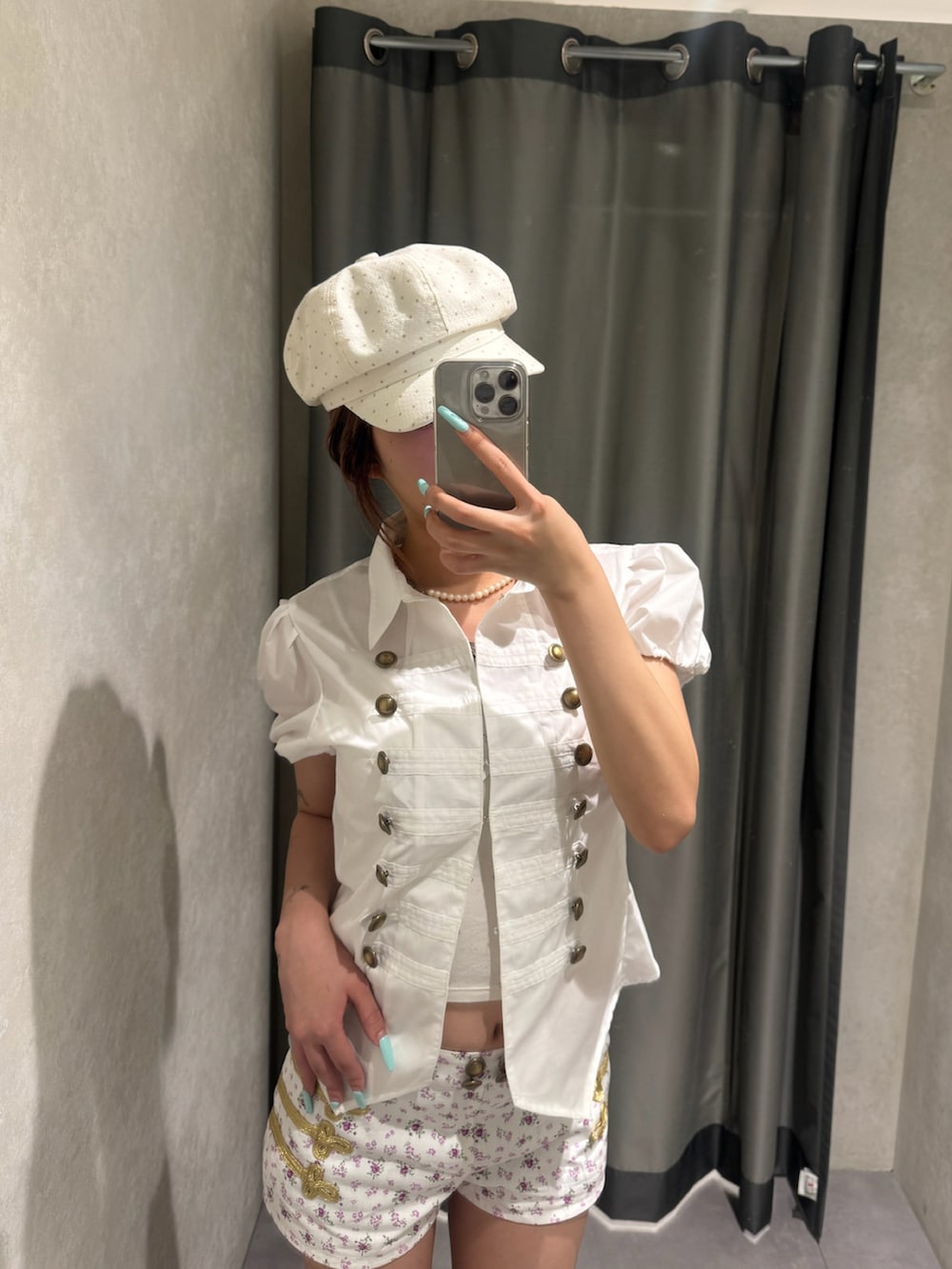 ホワイト系のシャツ/ブラウス、ホワイト系のその他パンツ、ベージュ系のブーツを着用したレディースの夏コーディネートの2枚目の写真