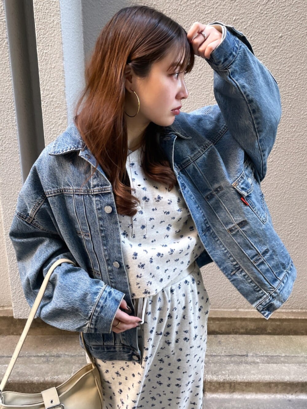 ブルー系のデニムジャケット、その他のTシャツ/カットソー、その他のスカートを着用したレディースの冬コーディネートの4枚目の写真