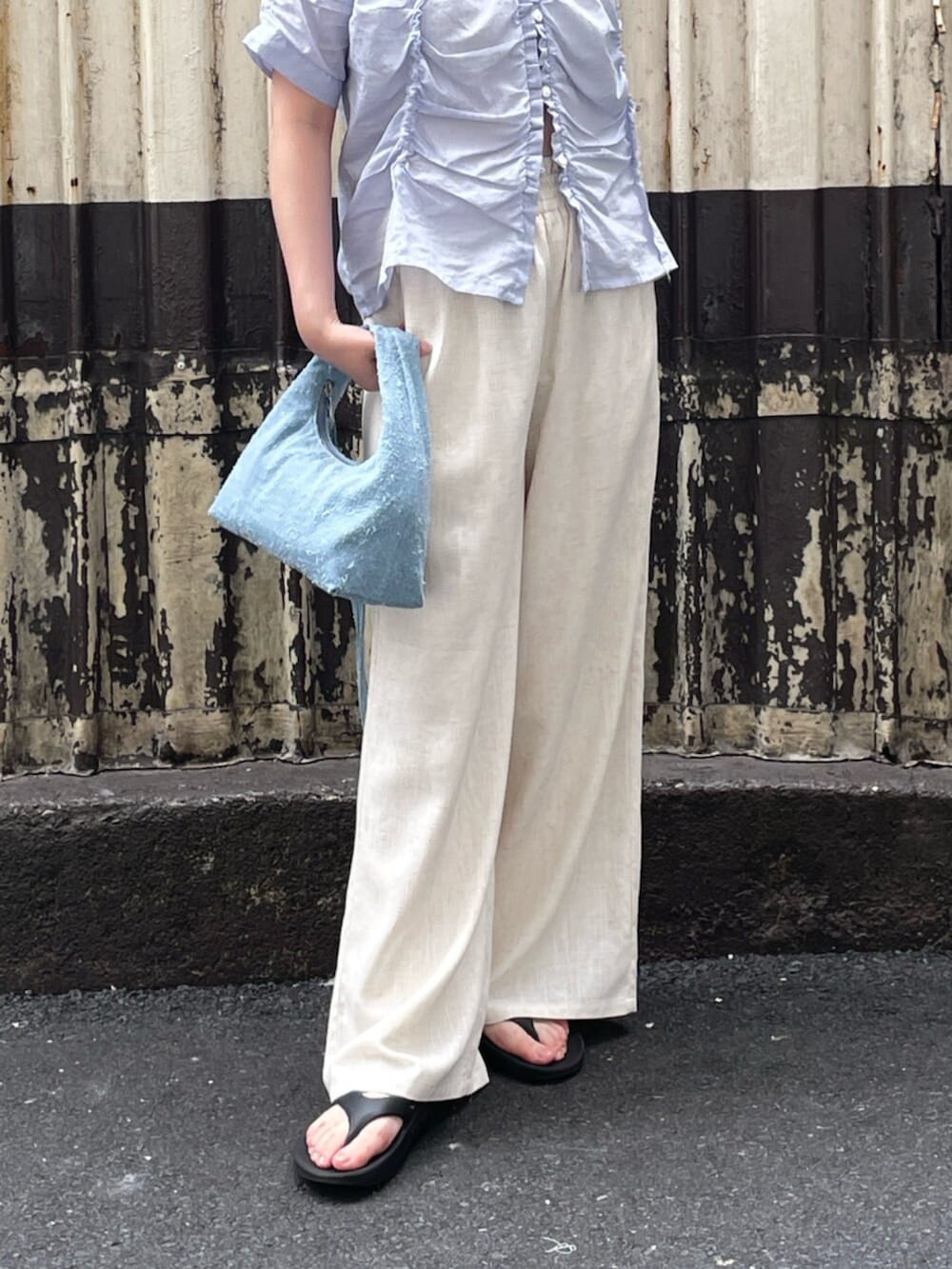 ホワイト系のその他パンツ、ブルー系のシャツ/ブラウス、ブルー系のハンドバッグを着用したレディースの夏コーディネートの5枚目の写真