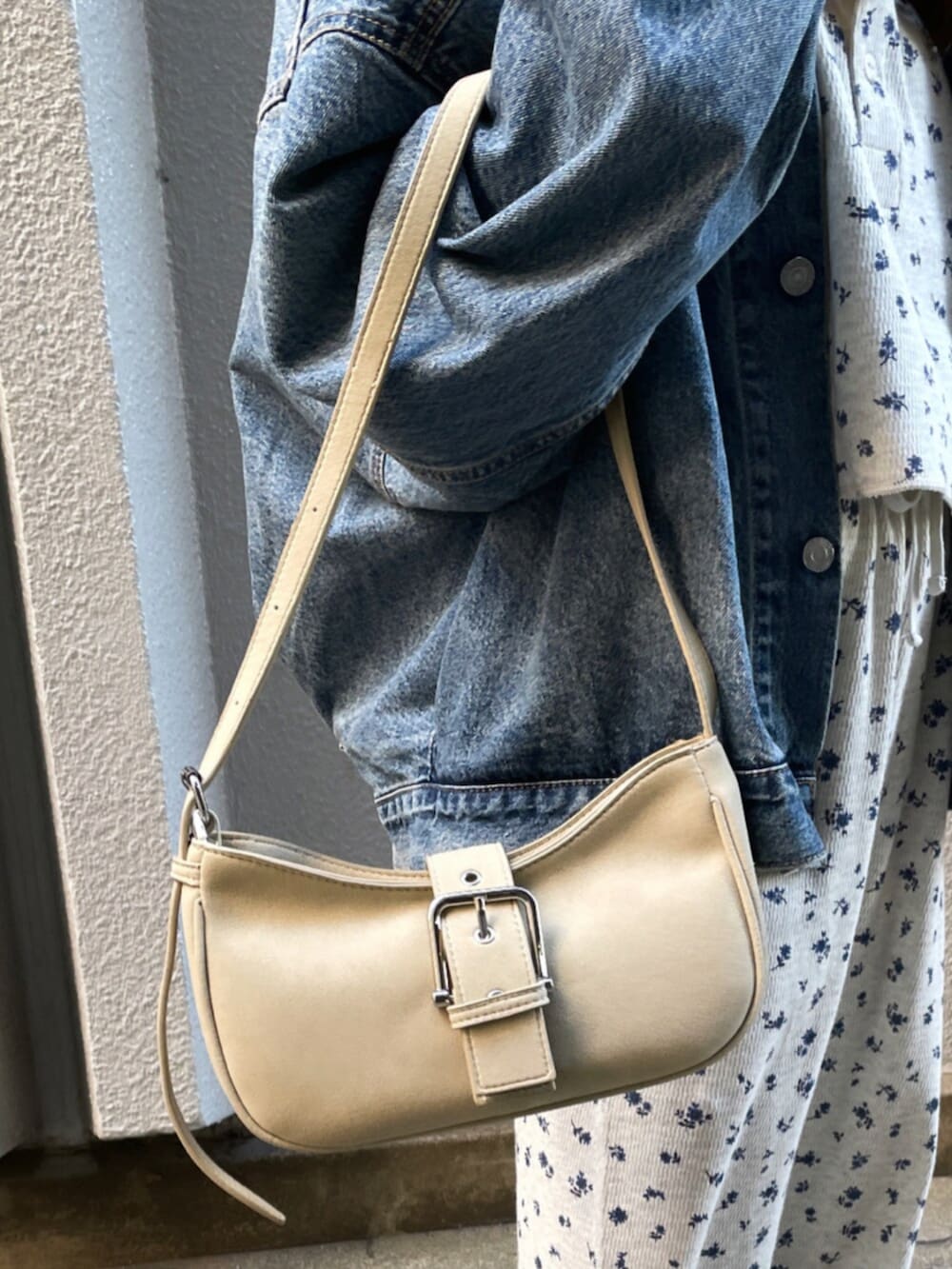 ブルー系のデニムジャケット、その他のTシャツ/カットソー、その他のスカートを着用したレディースの冬コーディネートの6枚目の写真