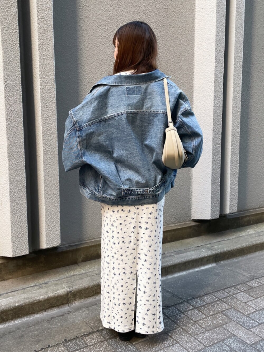 ブルー系のデニムジャケット、その他のTシャツ/カットソー、その他のスカートを着用したレディースの冬コーディネートの3枚目の写真