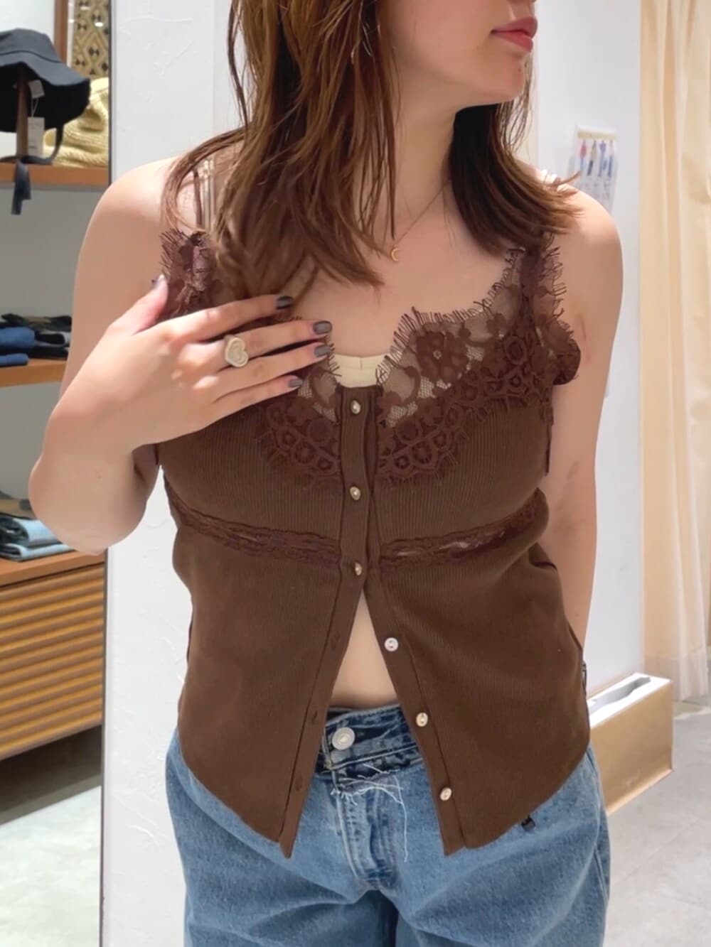 ブルー系のデニムパンツ、ホワイト系のショルダーバッグ、ブラウン系のTシャツ/カットソーを着用したレディースの夏コーディネートの4枚目の写真