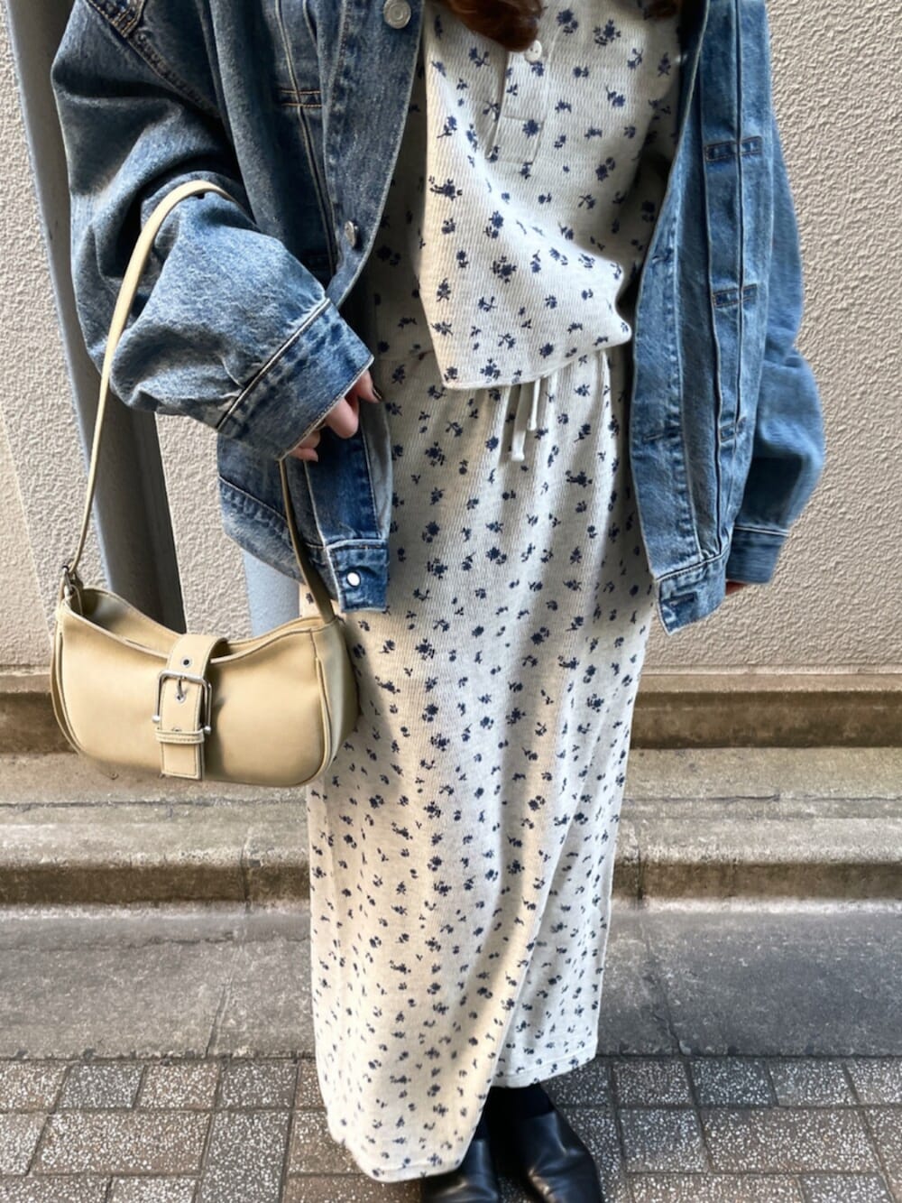 ブルー系のデニムジャケット、その他のTシャツ/カットソー、その他のスカートを着用したレディースの冬コーディネートの5枚目の写真