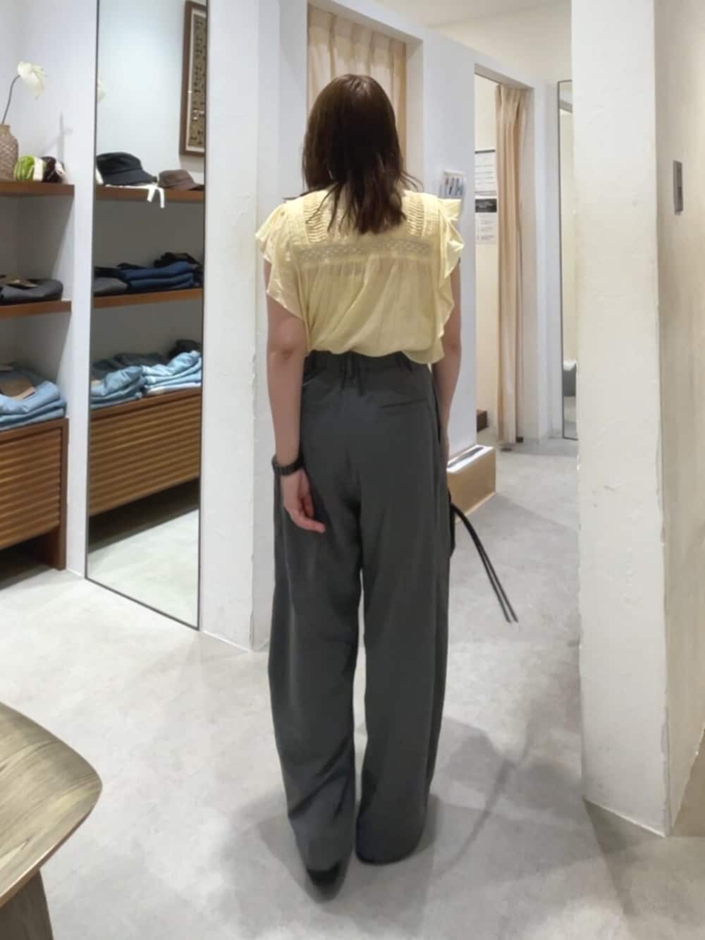 ブラック系のパンプス、ブラック系のハンドバッグ、グレー系のその他パンツを着用したレディースの夏コーディネートの3枚目の写真