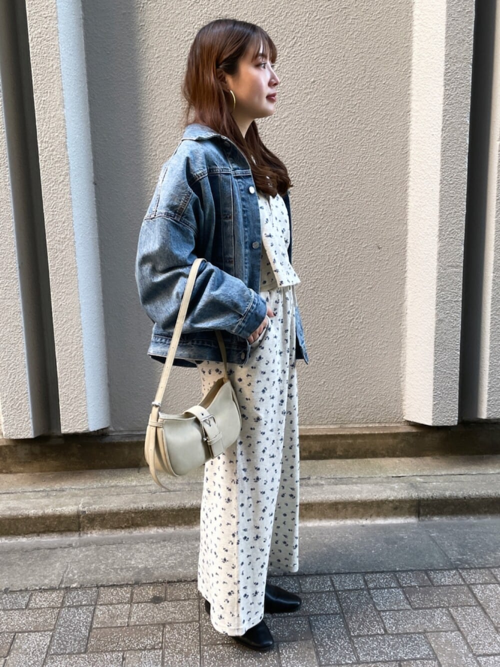 ブルー系のデニムジャケット、その他のTシャツ/カットソー、その他のスカートを着用したレディースの冬コーディネートの2枚目の写真