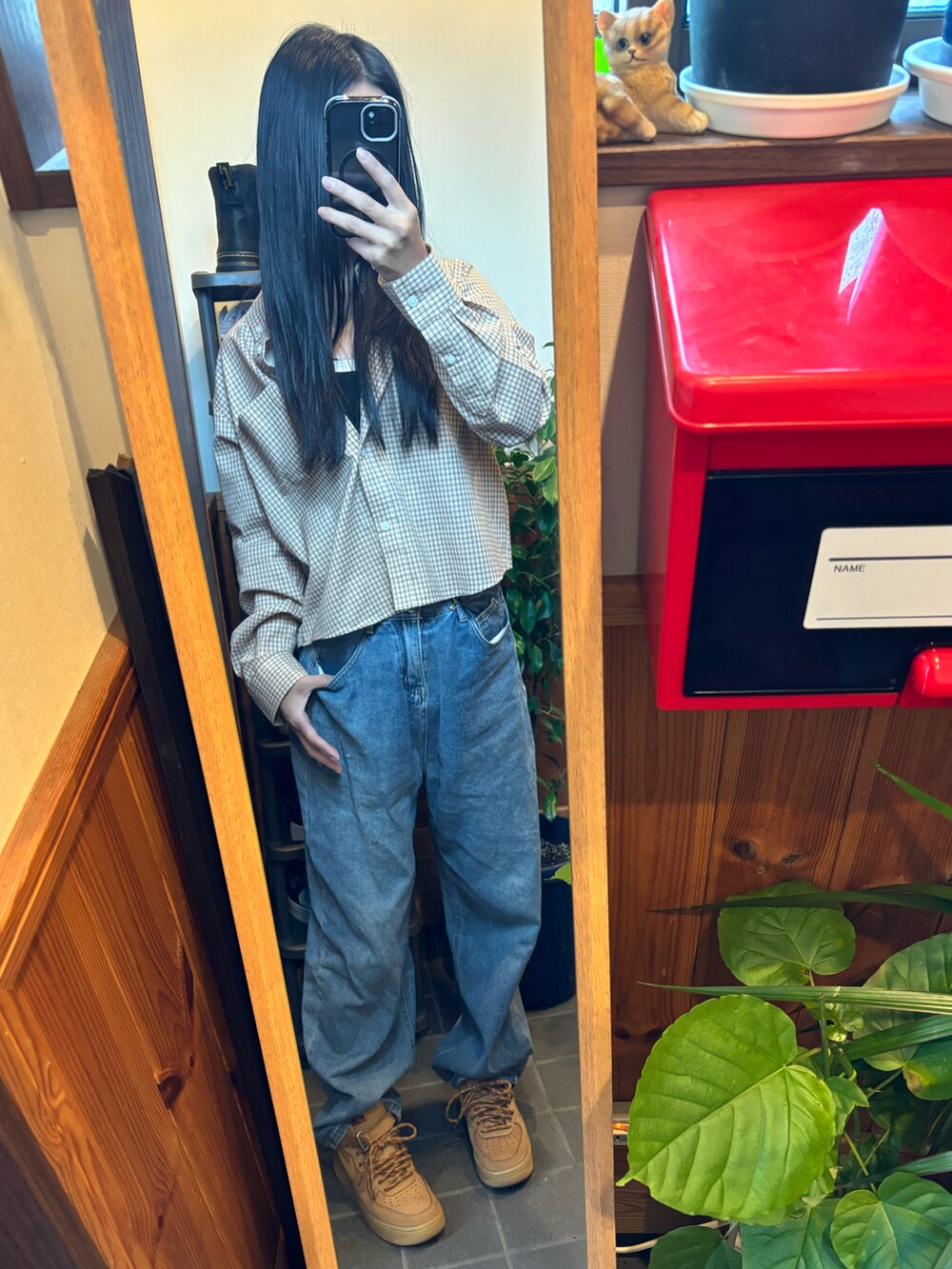 ベージュ系のダウンジャケット/コート、ベージュ系のシャツ/ブラウス、ベージュ系のスニーカーを着用したレディースの秋コーディネートの2枚目の写真
