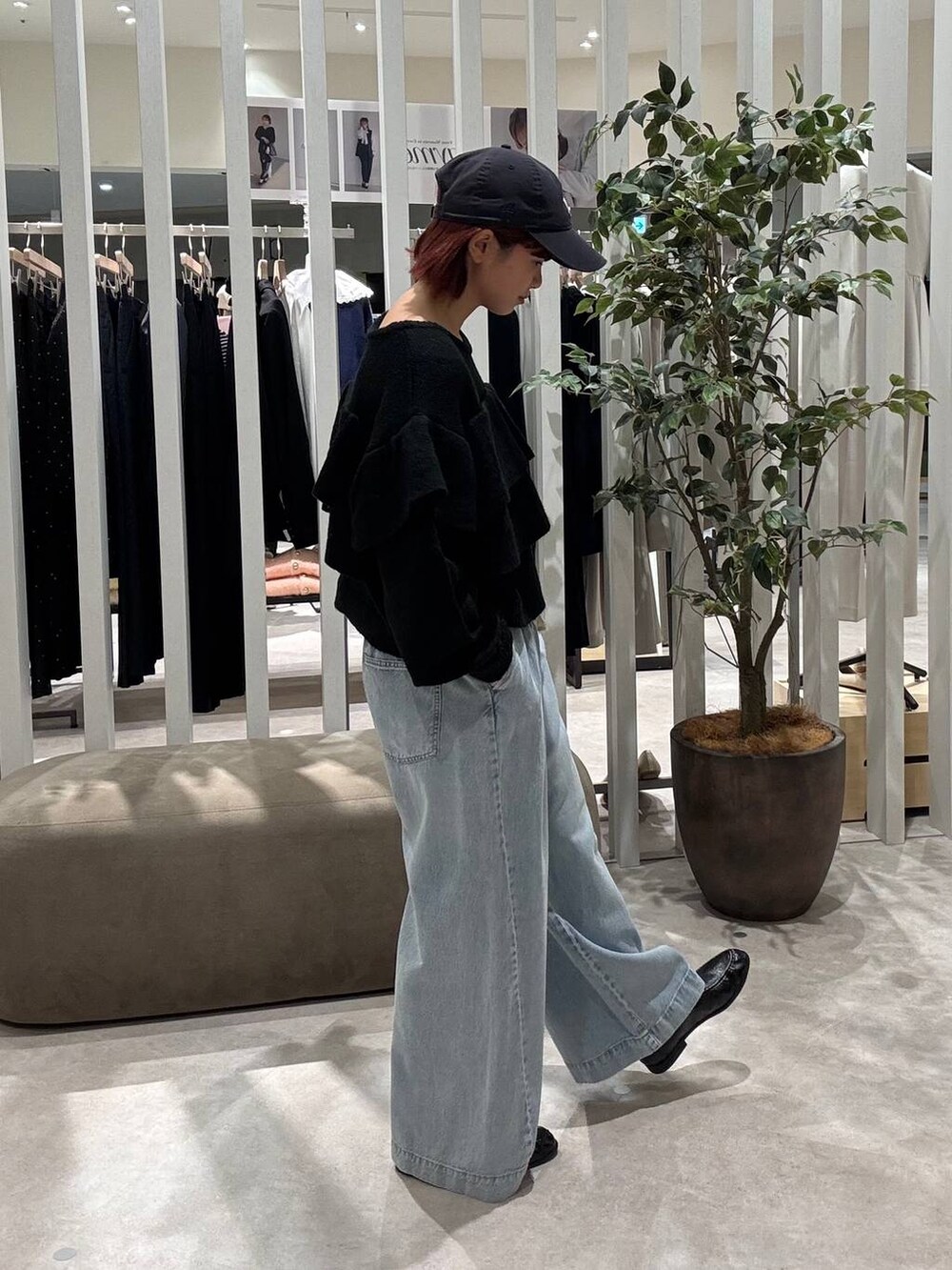 ブルー系のデニムパンツ、ブラック系のニット/セーター、ブラック系のローファーを着用したレディースの冬コーディネートの3枚目の写真