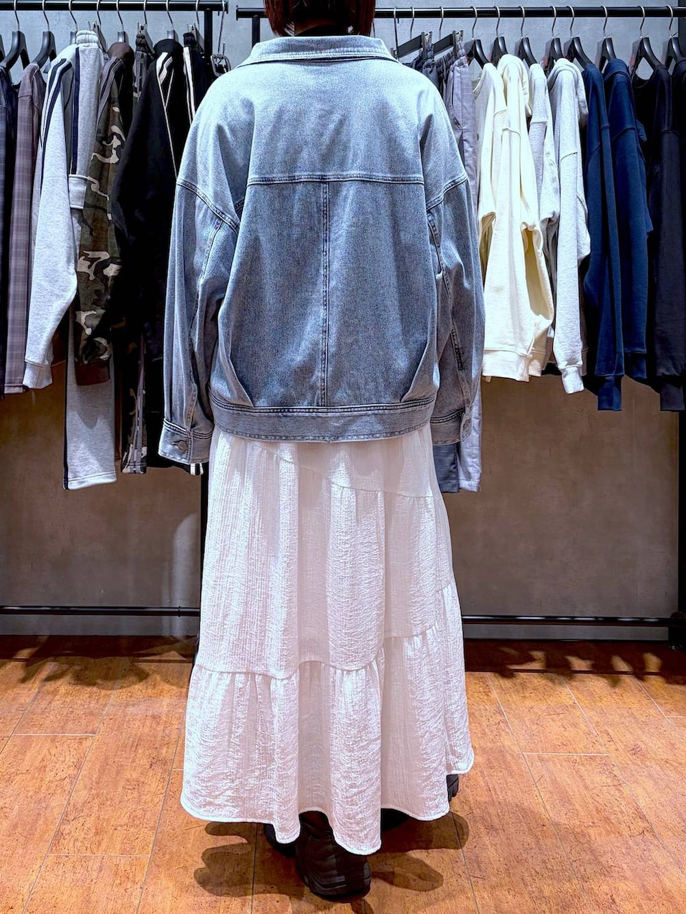 ブラック系のブーツ、ブルー系のブルゾン、ブルー系のTシャツ/カットソーを着用したレディースの春コーディネートの4枚目の写真