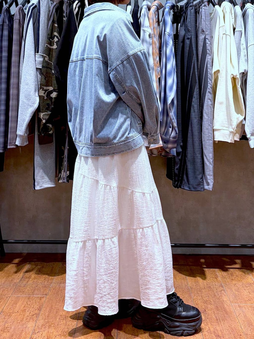 ブラック系のブーツ、ブルー系のブルゾン、ブルー系のTシャツ/カットソーを着用したレディースの春コーディネートの5枚目の写真