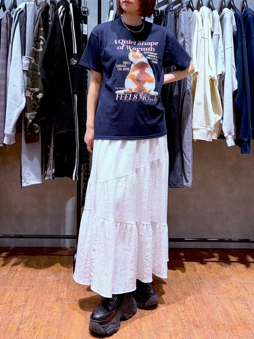 ブラック系のブーツ、ブルー系のブルゾン、ブルー系のTシャツ/カットソーを着用したレディースの春コーディネートの7枚目の写真