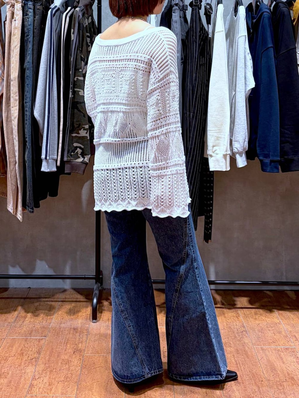 ホワイト系のキャミソール、ブルー系のデニムパンツ、ブラック系のサンダルを着用したレディースの春コーディネートの6枚目の写真