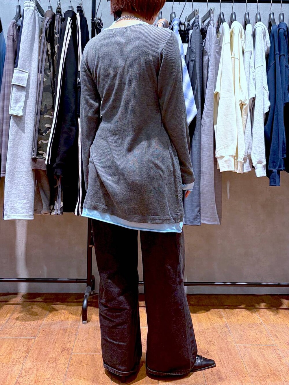 ブラック系のスラックス、ブラック系のサンダル、グレー系のチュニックを着用したレディースの春コーディネートの4枚目の写真