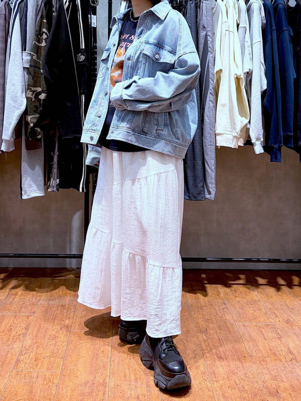 ブラック系のブーツ、ブルー系のブルゾン、ブルー系のTシャツ/カットソーを着用したレディースの春コーディネートの2枚目の写真