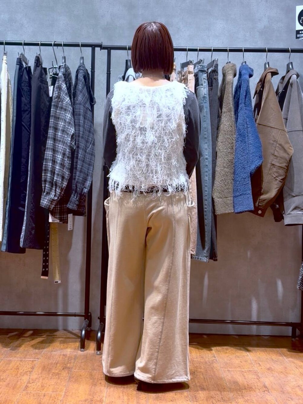 ブラック系のハンドバッグ、ブラウン系のスウェットパンツ、ブラック系のサンダルを着用したレディースの冬コーディネートの4枚目の写真