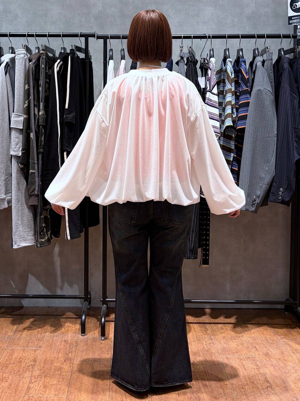 ブルー系のデニムパンツ、ホワイト系のブルゾン、ブラック系のサンダルを着用したレディースの春コーディネートの7枚目の写真