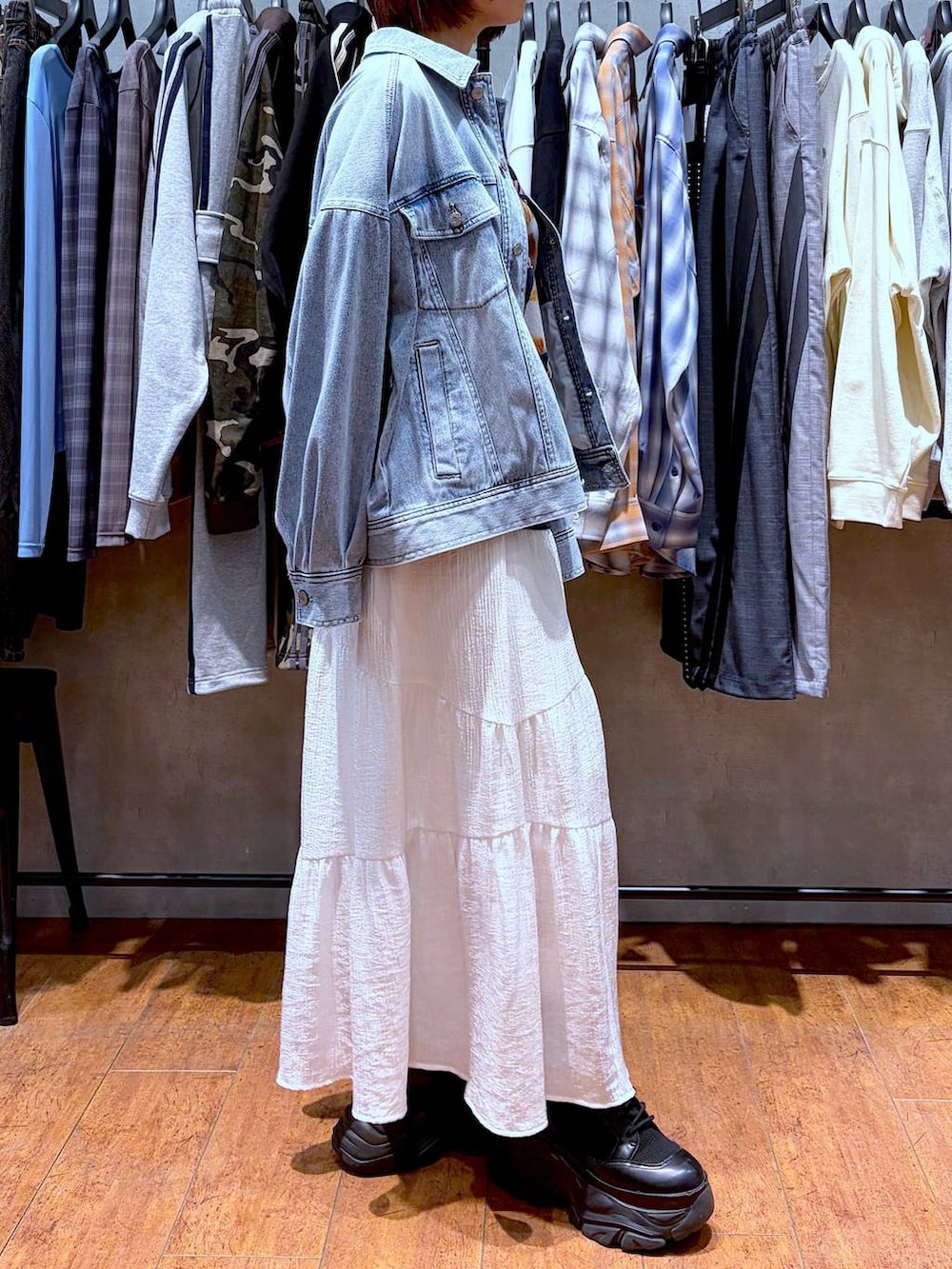 ブラック系のブーツ、ブルー系のブルゾン、ブルー系のTシャツ/カットソーを着用したレディースの春コーディネートの6枚目の写真