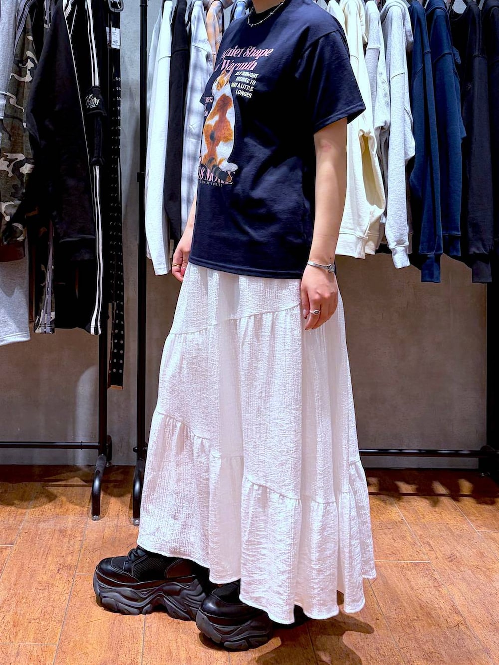 ブラック系のブーツ、ブルー系のブルゾン、ブルー系のTシャツ/カットソーを着用したレディースの春コーディネートの8枚目の写真