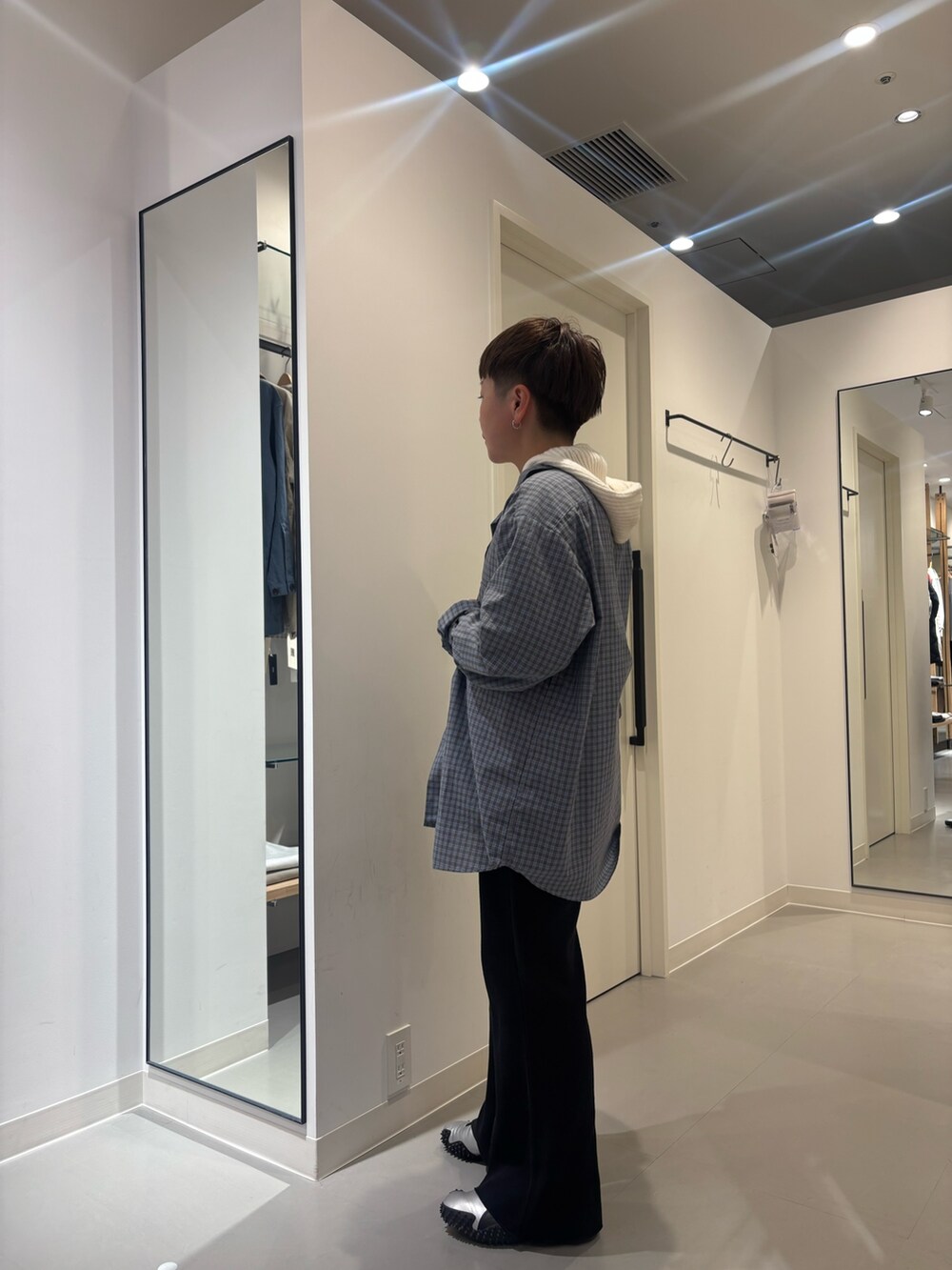 ブラック系のその他パンツを着用したレディースの冬コーディネートの2枚目の写真