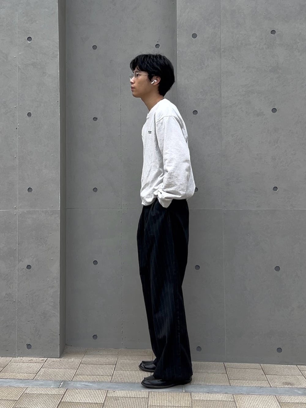 ブラック系のスラックス、グレー系のシャツ/ブラウスを着用したメンズの秋コーディネートの2枚目の写真