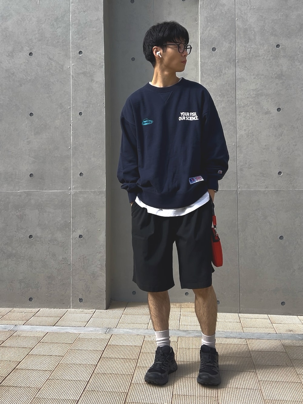 ブラック系のスニーカー、ブラック系のその他パンツ、ブルー系のスウェットを着用したメンズの秋コーディネートの2枚目の写真