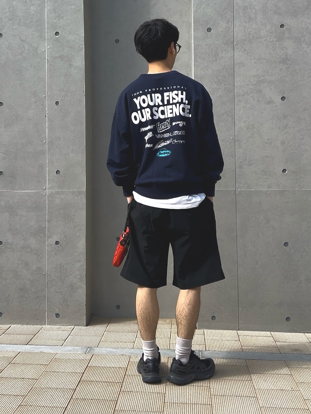 ブラック系のスニーカー、ブラック系のその他パンツ、ブルー系のスウェットを着用したメンズの秋コーディネートの3枚目の写真