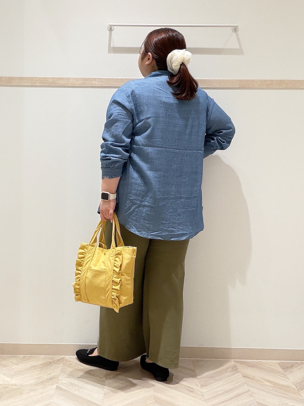 ブルー系のシャツ/ブラウス、ベージュ系のニット/セーター、グリーン系のその他パンツを着用したレディースの夏コーディネートの3枚目の写真