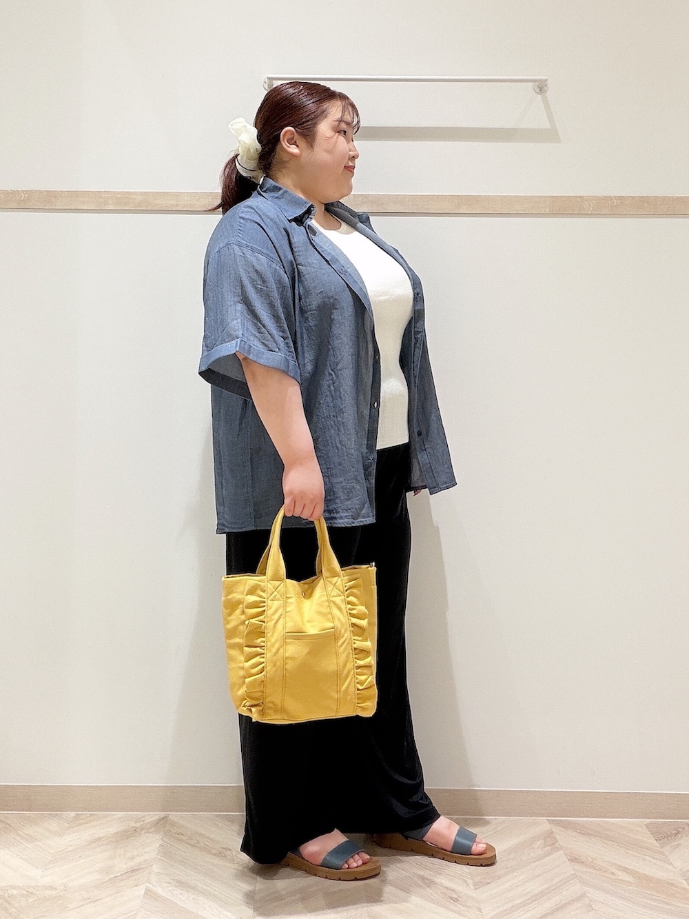 ブルー系のシャツ/ブラウス、ホワイト系のニット/セーター、ブラック系のその他パンツを着用したレディースの夏コーディネートの2枚目の写真