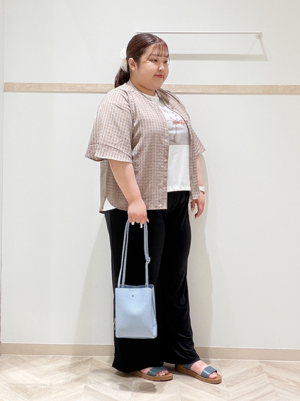 ブラウン系のシャツ/ブラウス、ホワイト系のTシャツ/カットソー、ブラック系のその他パンツを着用したレディースの夏コーディネートの2枚目の写真