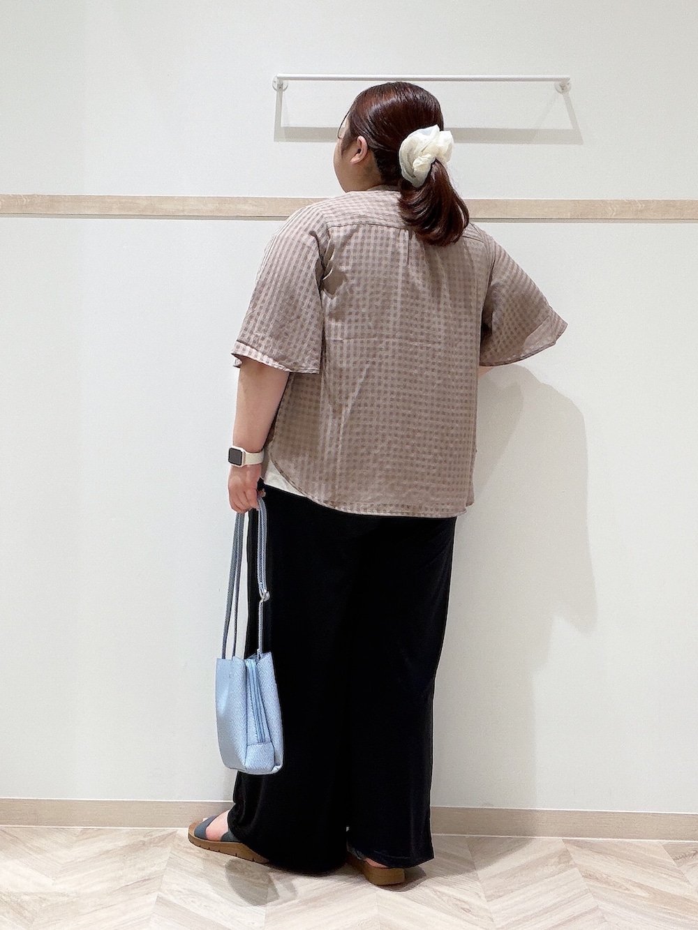 ブラウン系のシャツ/ブラウス、ホワイト系のTシャツ/カットソー、ブラック系のその他パンツを着用したレディースの夏コーディネートの3枚目の写真