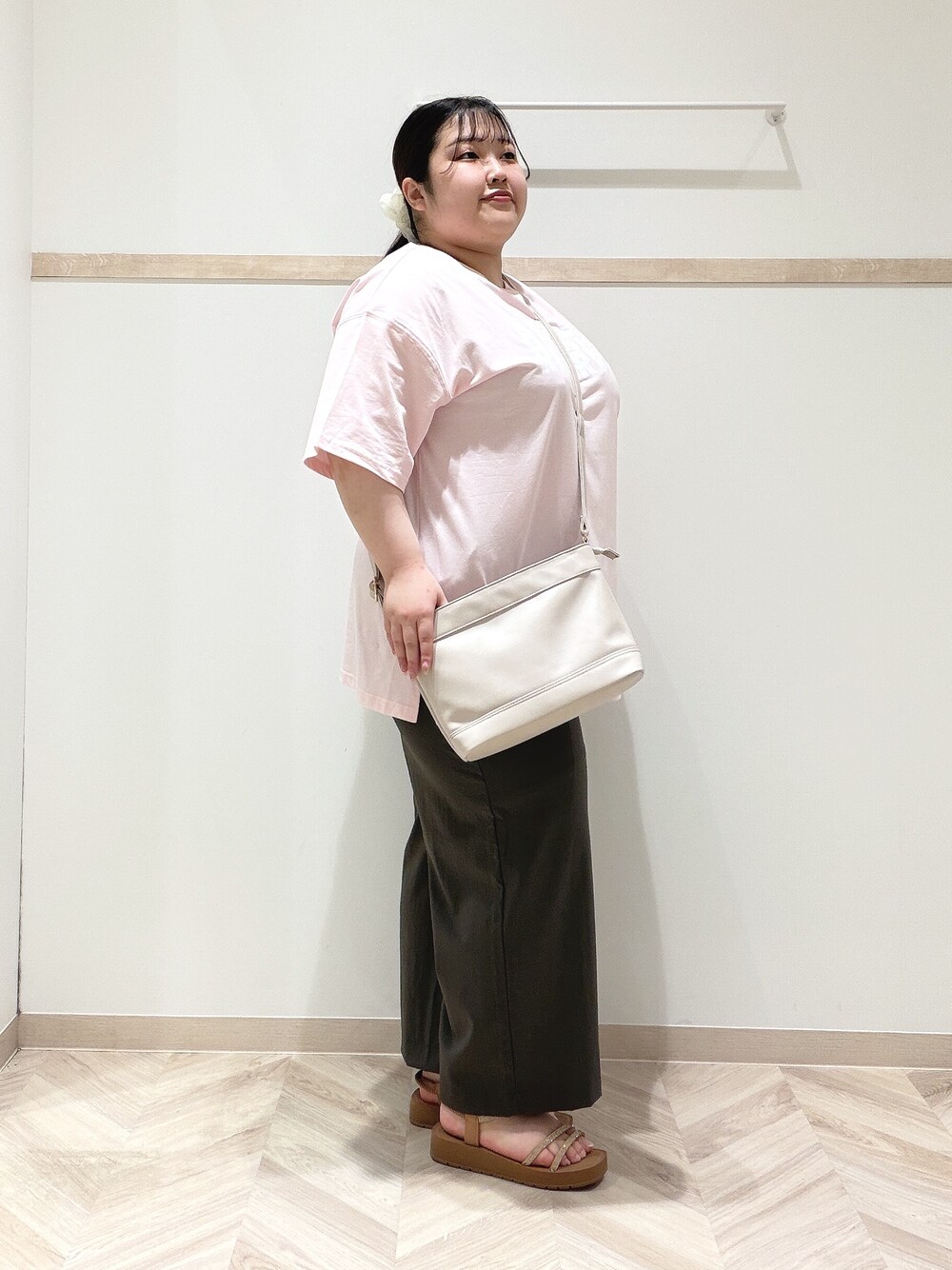 ピンク系のTシャツ/カットソー、ブラウン系のその他パンツ、ベージュ系のサンダルを着用したレディースの夏コーディネートの2枚目の写真