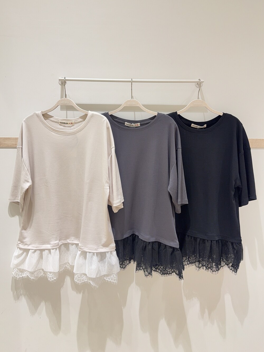 ベージュ系のTシャツ/カットソー、ブラウン系のその他パンツ、シルバー系のサンダルを着用したレディースの夏コーディネートの4枚目の写真
