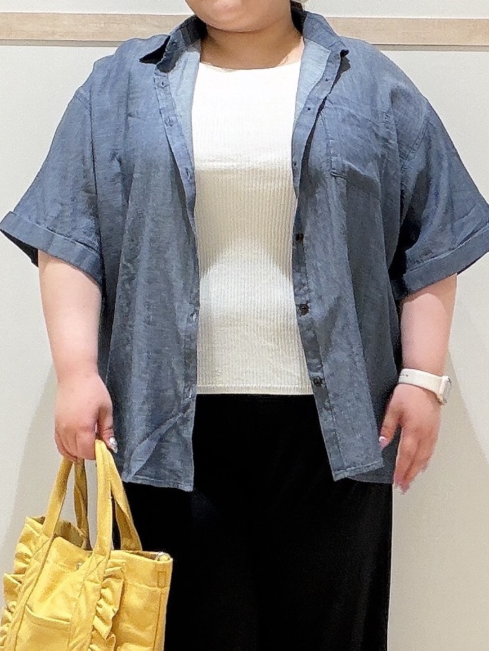 ブルー系のシャツ/ブラウス、ホワイト系のニット/セーター、ブラック系のその他パンツを着用したレディースの夏コーディネートの5枚目の写真