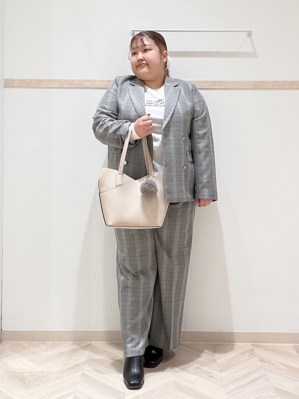 グレー系のテーラードジャケット、ホワイト系のTシャツ/カットソー、グレー系のその他パンツを着用したレディースの秋コーディネートの4枚目の写真