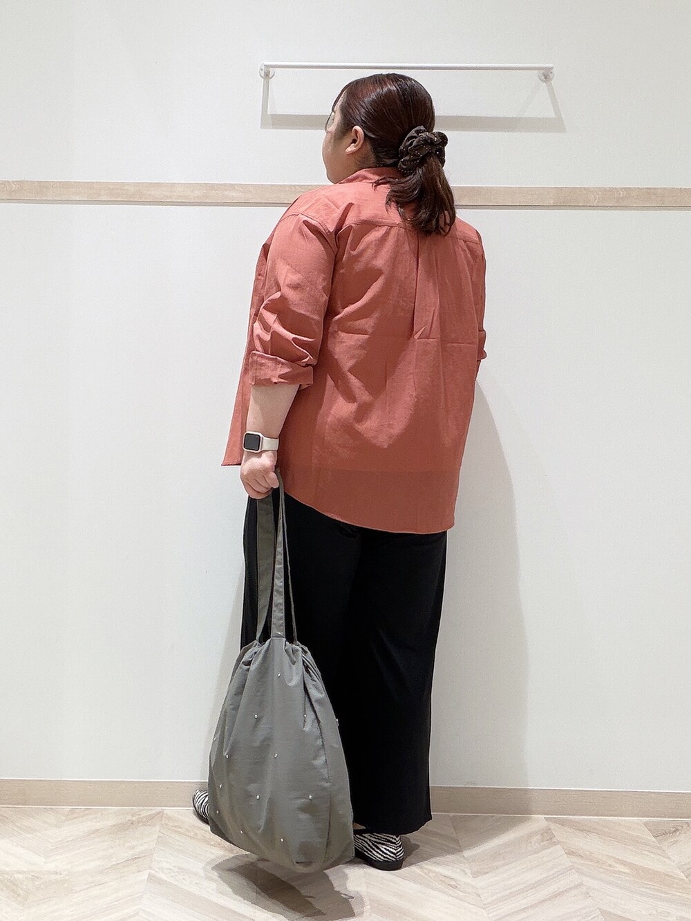 オレンジ系のシャツ/ブラウス、ホワイト系のニット/セーター、ブラック系のその他パンツを着用したレディースの夏コーディネートの3枚目の写真