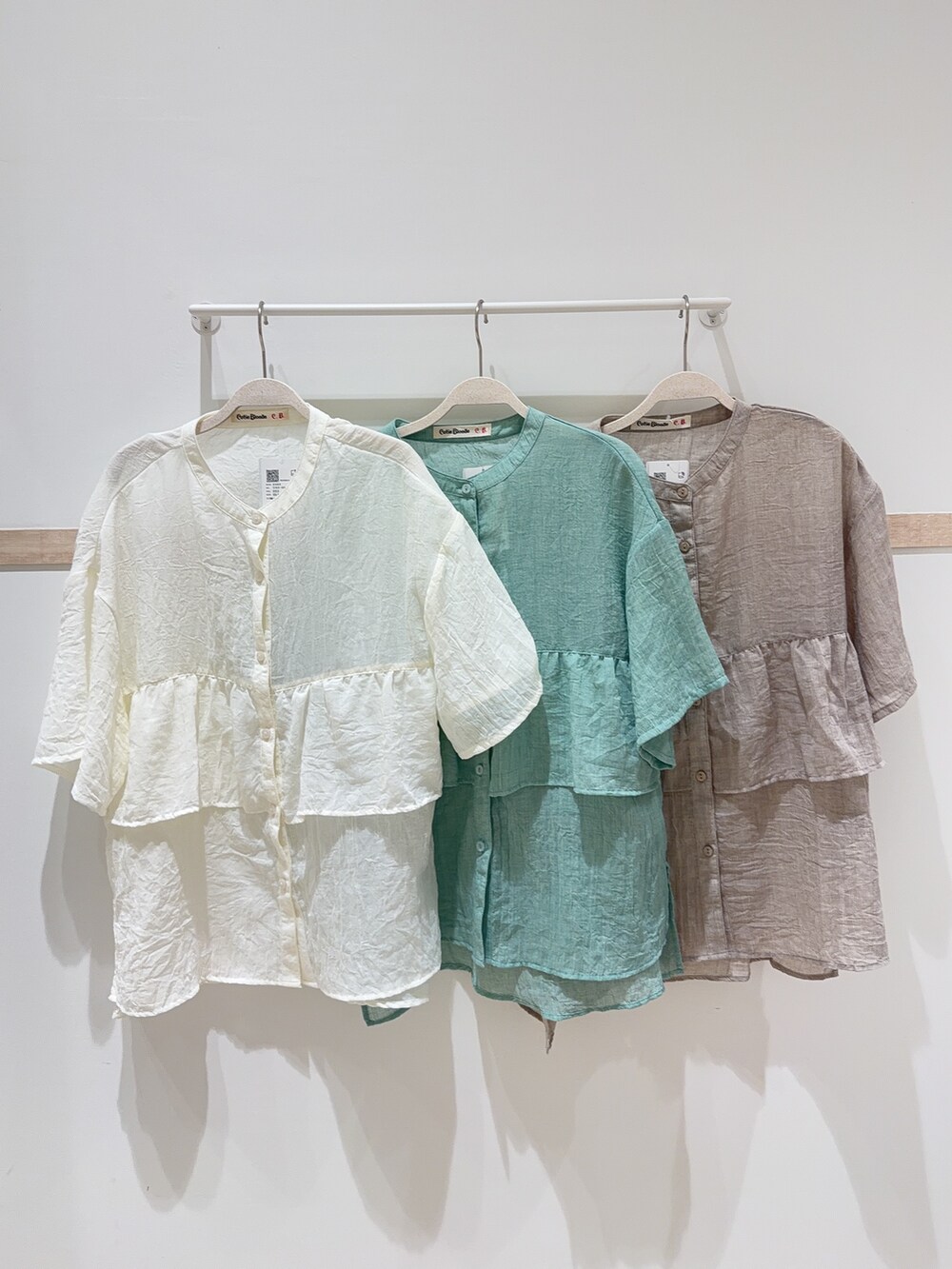 ホワイト系のシャツ/ブラウス、ベージュ系のニット/セーター、グレー系のデニムパンツを着用したレディースの夏コーディネートの4枚目の写真