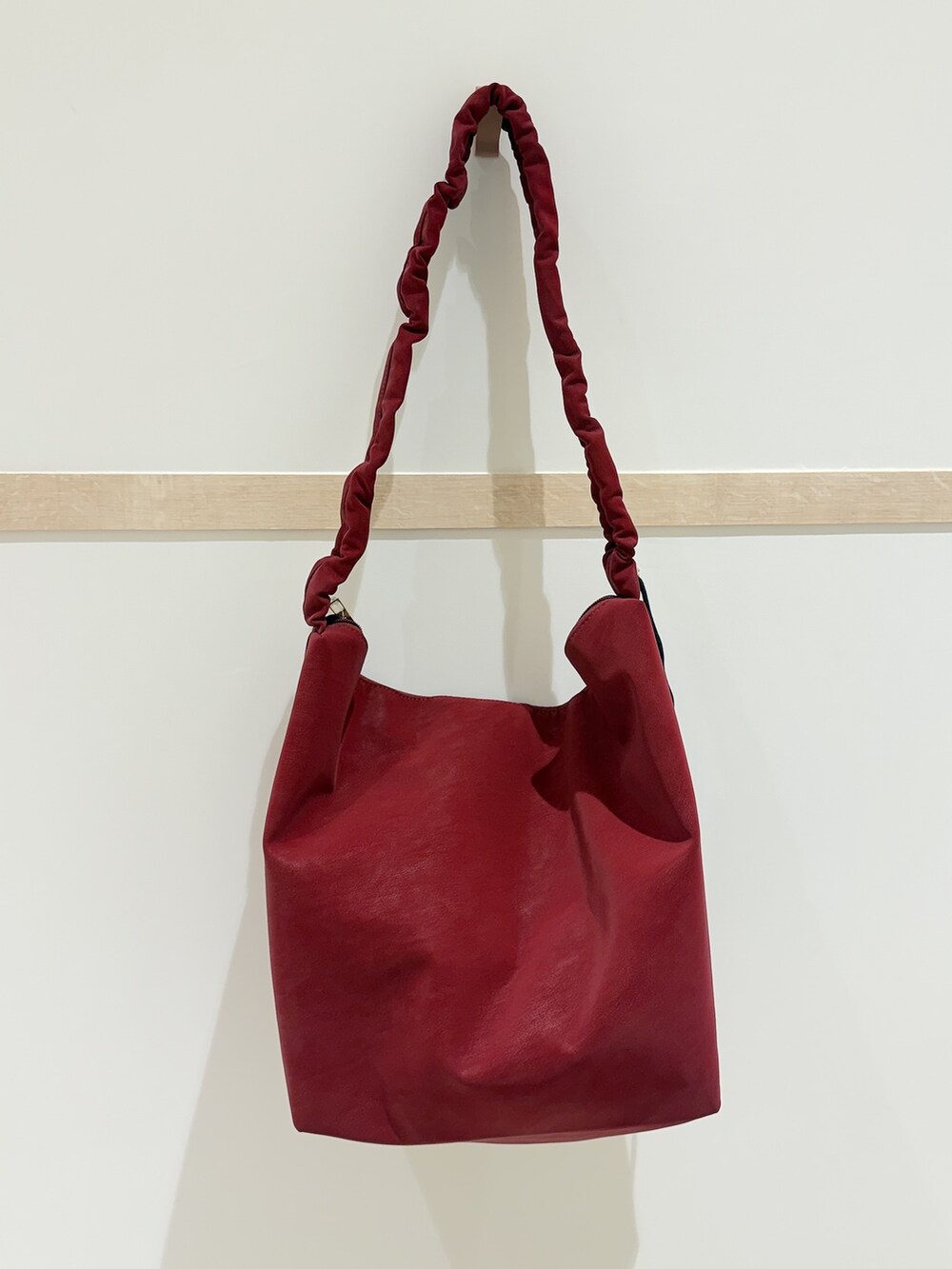 グレー系のシャツ/ブラウス、ブラウン系のその他パンツ、シルバー系のスニーカーを着用したレディースの秋コーディネートの5枚目の写真