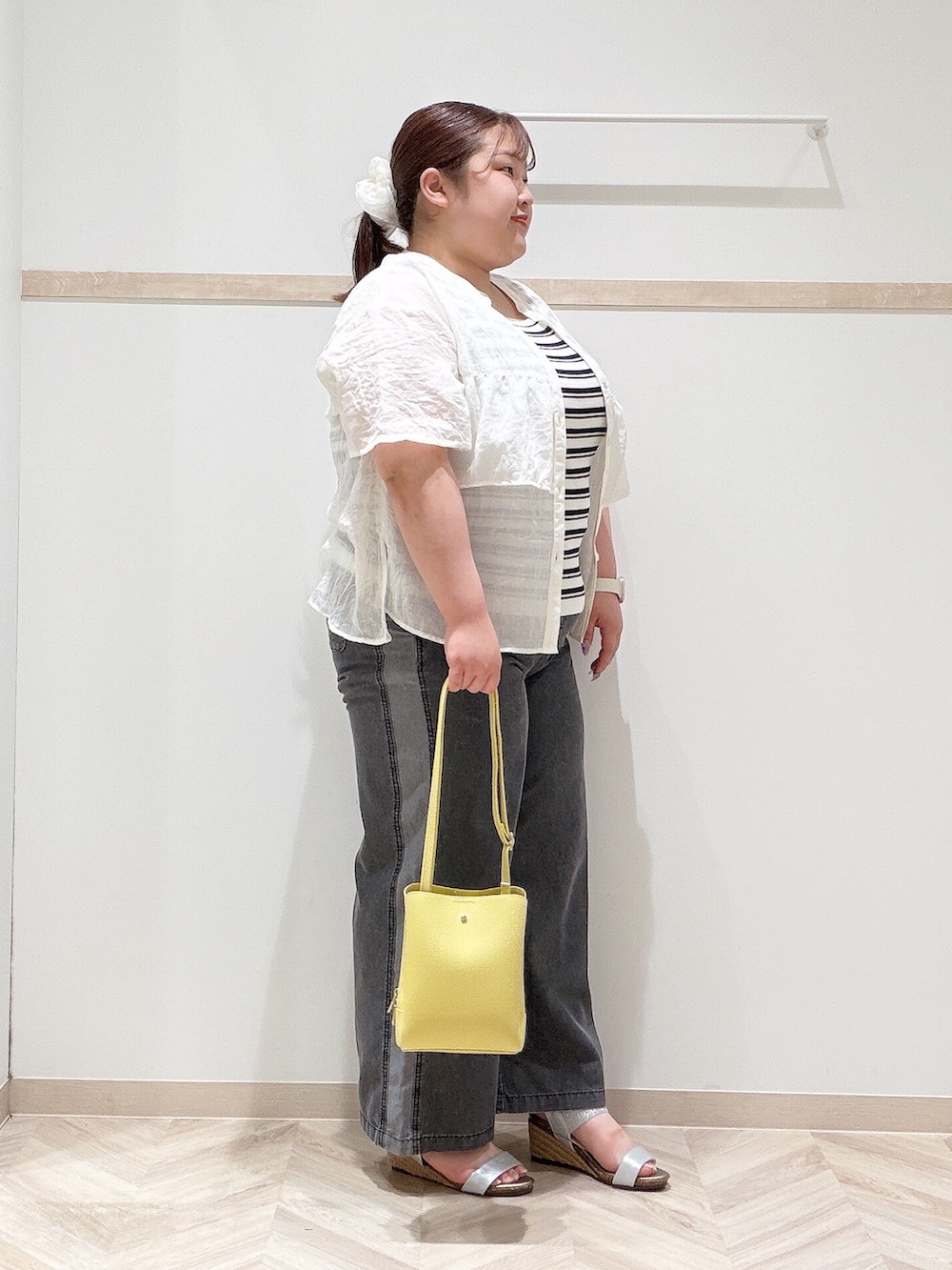 ホワイト系のシャツ/ブラウス、ベージュ系のニット/セーター、グレー系のデニムパンツを着用したレディースの夏コーディネートの2枚目の写真