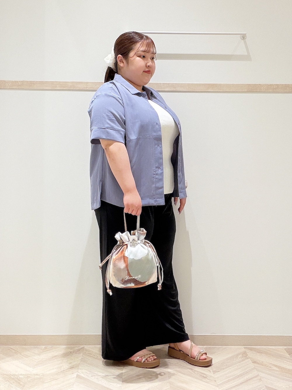 ブルー系のシャツ/ブラウス、ホワイト系のニット/セーター、ブラック系のその他パンツを着用したレディースの夏コーディネートの2枚目の写真