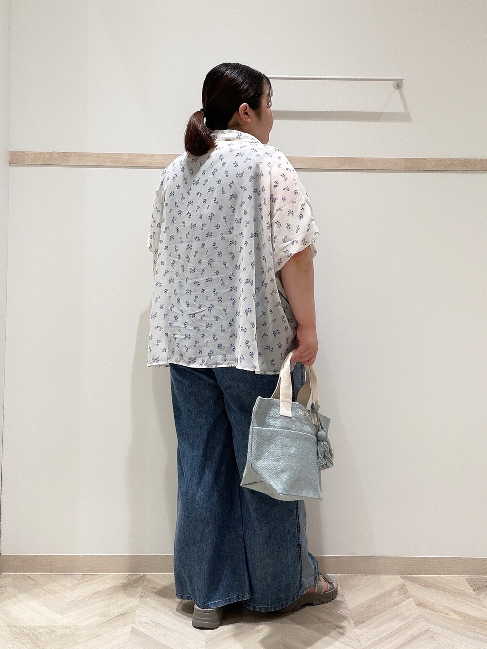 ベージュ系のシャツ/ブラウス、ブラウン系のタンクトップ、ブルー系のデニムパンツを着用したレディースの夏コーディネートの3枚目の写真
