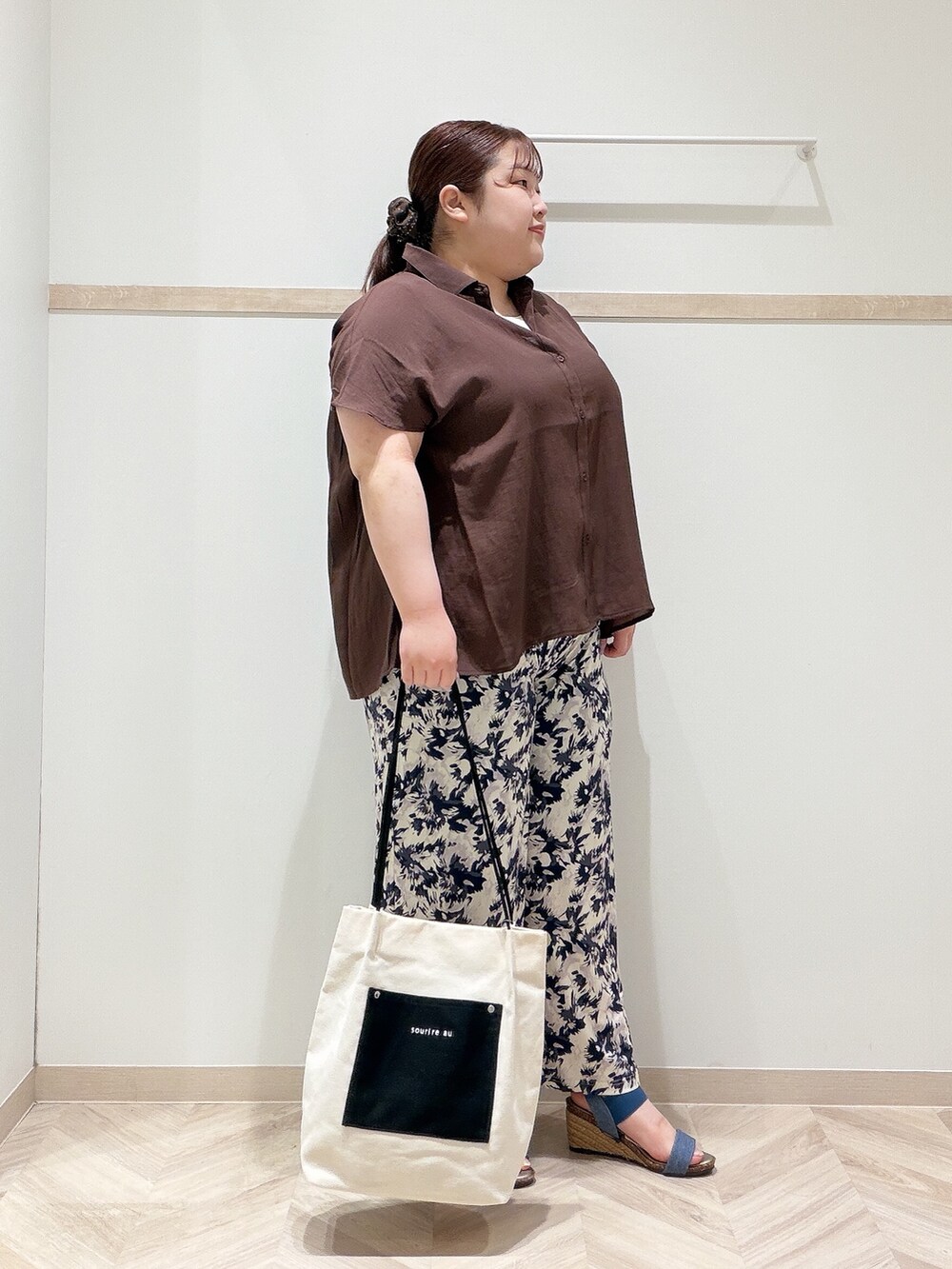 ブラウン系のシャツ/ブラウス、ホワイト系のニット/セーター、ブルー系のその他パンツを着用したレディースの夏コーディネートの2枚目の写真