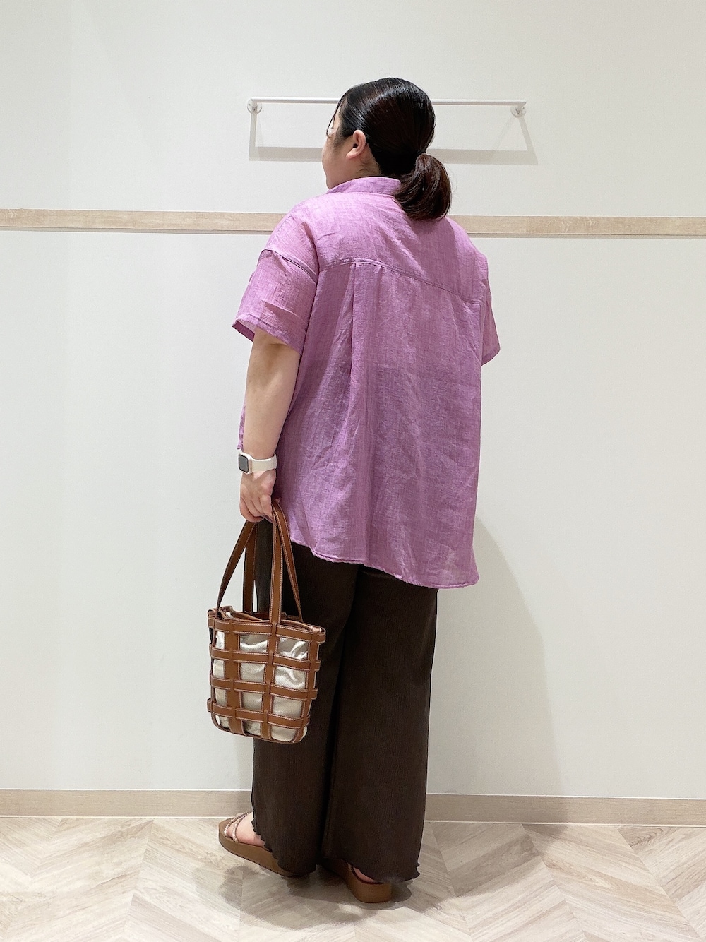 ピンク系のシャツ/ブラウス、ホワイト系のタンクトップ、ブラウン系のその他パンツを着用したレディースの夏コーディネートの3枚目の写真