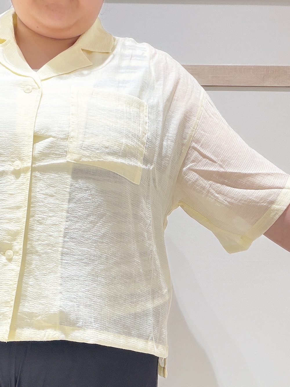 イエロー系のシャツ/ブラウス、ベージュ系のニット/セーター、ブラック系のその他パンツを着用したレディースの夏コーディネートの4枚目の写真