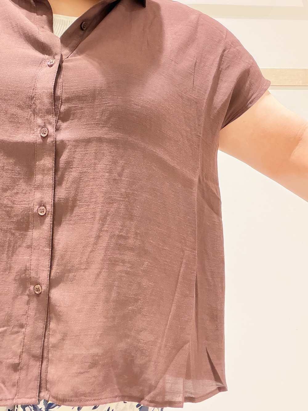 ブラウン系のシャツ/ブラウス、ホワイト系のニット/セーター、ブルー系のその他パンツを着用したレディースの夏コーディネートの4枚目の写真