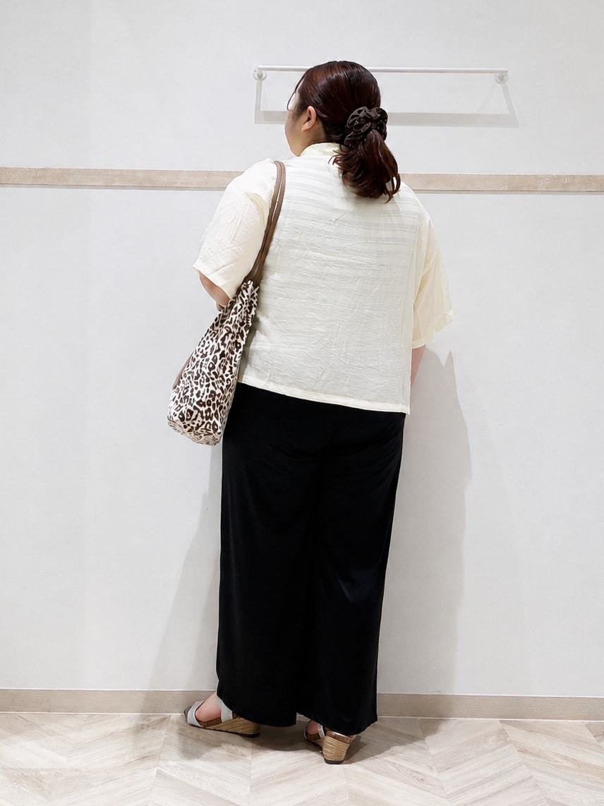 イエロー系のシャツ/ブラウス、ベージュ系のニット/セーター、ブラック系のその他パンツを着用したレディースの夏コーディネートの3枚目の写真